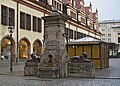 Brunnen und Handschwengelpumpe mit Brunnenschacht