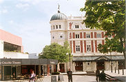 Crucible Theatre (links) und Lyceum Theatre (rechts) im Jahre 2006