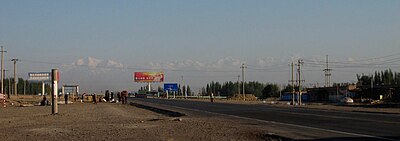 Außerhalb von Aksu. Im Hintergrund das Tian Shan Gebirge