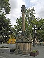 Säule mit Pietà-Skulptur