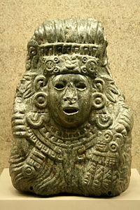 Bust de piatră al lui Quetzalcoatl care datează din aproximativ 1325 - 1521. El poate să fie văzut la British Museum din Londra, în Anglia