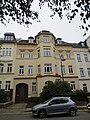 Mietshaus in geschlossener Bebauung mit Vorgarten