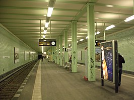 Het perron van station Samariterstraße wordt gedomineerd door lichtgroene tinten.