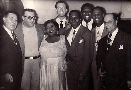 Da sinistra: Jack Teagarden, Sandy DeSantis, Velma Middleton, Fraser MacPherson, Cozy Cole, Arvell Shaw, Earl Hines, Barney Bigard al Palomar Supper Club, Vancouver, BC (17 marzo 1951)