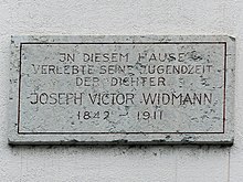 Joseph Victor Widmann (1842–1911) Schriftsteller, Redakteur, Feuilletonist, Literaturkritiker und Journalist. Wohnhaus an der Kanonengasse 1, 4410 Liestal, Schweiz. Inschrift über der Tür: In diesem Hause verlebte seine Jugendzeit der Dichter