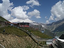 Il caffè e la veduta panoramica sul monte Elbrus, sopra la valle del Baksan