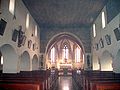 Blick in die Kirche zum freskengeschmückten Chor hin