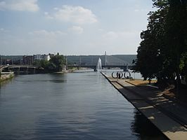 Het afwateringskanaal zuidwaarts bekeken, links de monding van de Ourthe, rechts de uitlopers van het Parc de la Boverie op het eiland Outremeuse.