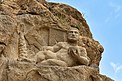 Aus gelblichem Gestein herausgearbeitet, lagert der unbekleidete Herakles lässig auf den Felsen. Er hält eine Schale in der Hand. Der bärtige Kopf ist wieder aufgesetzt.