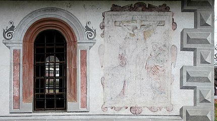 Fenster und Kreuzigung der Kapelle St. Peter und Paul