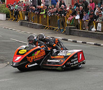 Dave Molyneux en Patrick Farrance onderweg naar hun overwinning in Sidecar Race B van 2012