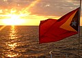 Flagge Osttimors im Sonnenuntergang