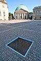 Denkmal zur Erinnerung an die Bücherverbrennung (Im Hintergrund die Sankt-Hedwigs-Kathedrale)