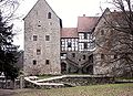 Seitenansicht der Burg Brennhausen von Westen (2004)