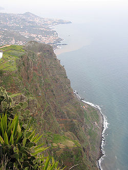 a Cabo Girão sziklafala, tövében Ranchóval