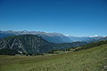 Il col de Joux visto dalla sciovia dell'alpe Palasinaz (Brusson.) Si notano la seggiovia, la testa di Comagna a sinistra, più in basso la montagna della Chamoursière, e a destra in fondo la valle della Dora Baltea e infine il Monte Bianco