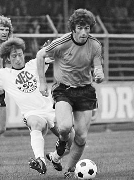 Frans Janssen (links) tijdens FC Volendam - N.E.C. 0-0 in duel met Frank Kramer (6 september 1978)