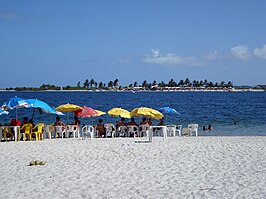 Strand van Itamaracá met aan de overkant het eilandje Coroa do Avião