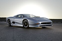 Jaguar XJ220 elülső háromnegyedes nézetben