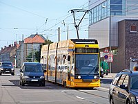 Ein NGT8-Triebwagen auf Linie 10 in der Georg-Schumann-Straße