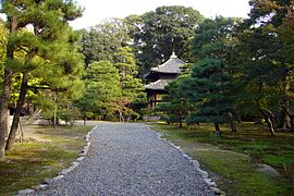 Garten, hinten Haupthalle