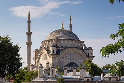 Masjid Nuruosmaniye di Istanbul, peninggalan abad ke-18 yang menggabungkan langgam arsitektur Utsmaniyah dengan Barok.