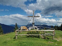 Gipfelkreuz des Hochangers, mittig dahinter der Hochlantsch.