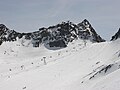 Aussichtsplattform (Mitte) neben dem Großen Isidor (rechts), darunter der Schaufelferner (Eisjochferner), ganz rechts das Eisjoch