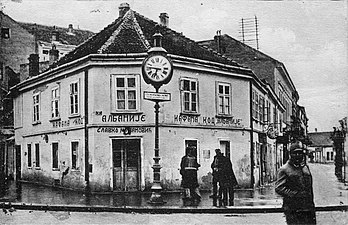 Oude kafana Kod Albanije in de jaren 1910, met vooraan de eerste openbare klok van Belgrado