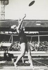 Olga Connolly, 1956 als Olga Fikotová Olympiasiegerin, erreichte hier Platz zwölf