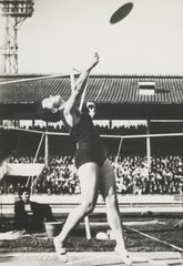 Olga Connolly – unter ihrem Namen Olga Fikotová 1956 Olympiasiegerin – erreichte hier Platz sieben