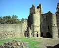 zicht van binnen de kasteelmuren Balvenie Castle