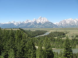 Gezicht vanuit het oosten over de rivier de Snake en Jackson Hole in het centrale deel van het Tetongebergte