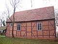 Kirche mit Feldsteineinfriedung, Grabstelen und Glocke (im freistehenden Glockenstuhl)