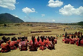 Am Ende des Tanzes setzt man sich zusammen mit gekreuzten Beinen (Westtimor)