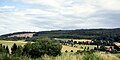 Gezicht op Weenzen (rechts) en de kalksteengroeve in de Duinger Berg ten ZO van Marienhagen (links)