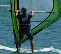 Windsurfer mit einem Anzug mit kurzen Ärmeln und Beinen (Shorty), der ähnlich auch beim Sporttauchen in warmen Gewässern verwendet wird