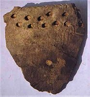 Xianrendong Mağarası çömlek parçası, radyokarbon testine göre yaklaşık 20.000 GÖ tarihli[6][7]