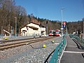 Zweigleisiger Bahnhof Dittersdorf mit Zug­kreuzung der Citylinks der City-Bahn (2022)