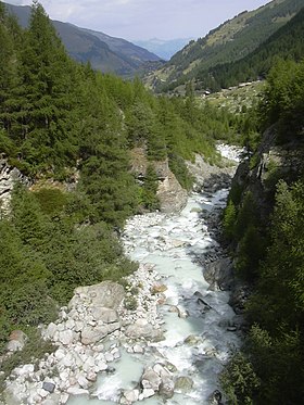 Die Streusiedlung im Tal der Borgne de Ferpècle; Blick das Val d’Hérens abwärts Richtung Rhonetal und Berner Alpen