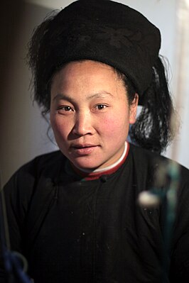 Een Sui-vrouw in Guizhou, China