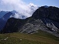 Will man zum Wiggis (rechts) weiter, muss man dessen Flanke in Richtung Höchnase durchqueren. Blickrichtung Süd.