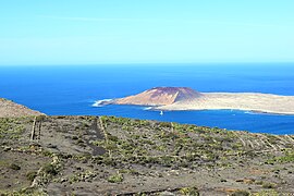Blick von Lanzarote auf den Südteil La Graciosas mit der Montaña Amarilla