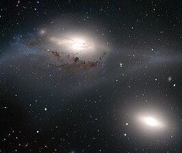 NGC 4438 (boven) en NGC 4435