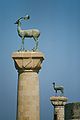 Mandraki limanında önceki antik Rodos Heykelinin durduğu yerde geyik heykelleri