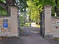 Friedhofsummauerung mit Schmiedeeisen-Portal