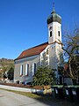 Eingang zum Friedhof und zur Kirche