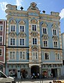 Das Sternhaus am Steyrer Stadtplatz 12 mit Spionen im Erker jedes Stockwerks mit Blick auf beide Platzseiten