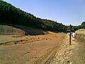 Alte Straße mit Schild im entleerten Stausee (Sommer 2008)