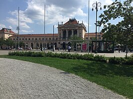 Blick vom Vorplatz auf das Bahnhofsgebäude